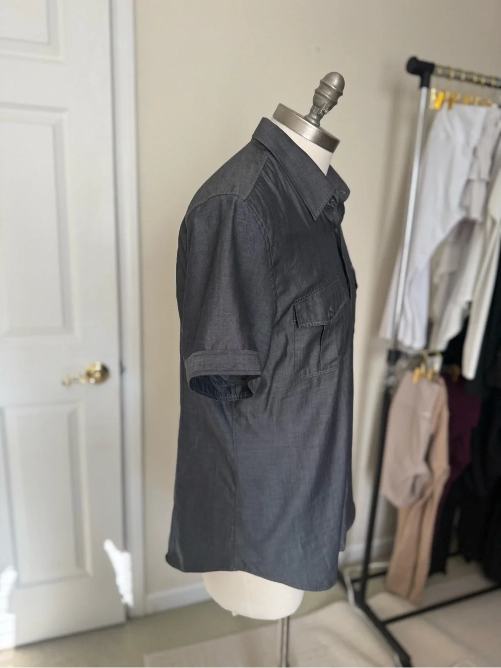 Gucci Men's Short-Sleeve Button-Down Shirt in Dark Gray